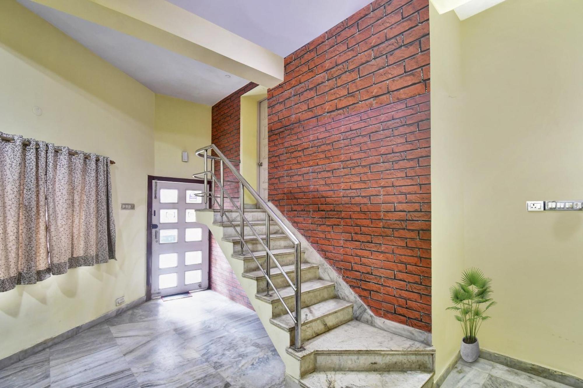 Hotel O R A Homestay Near Acropolis Mall Калькутта Экстерьер фото